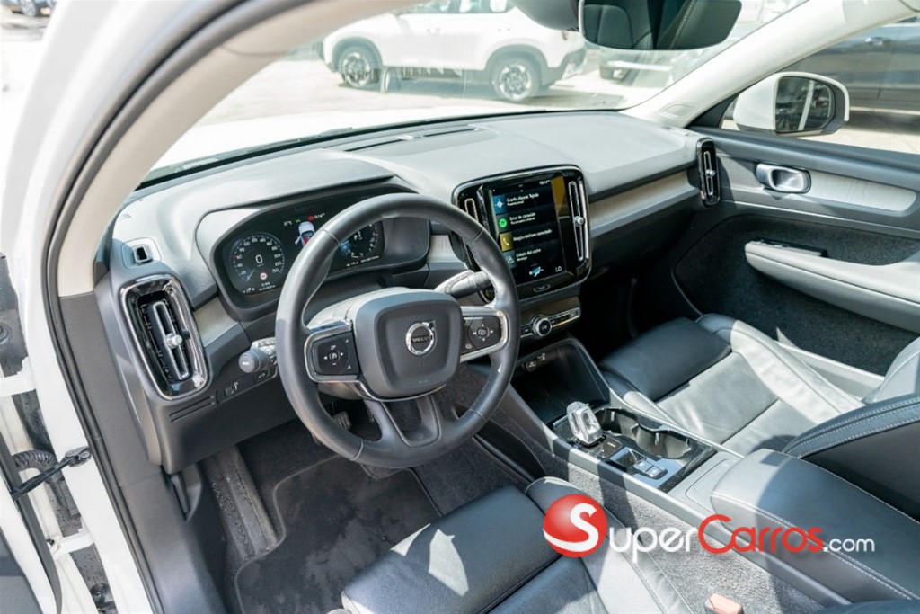 2022 Volvo XC40 T4 Momemtum — foto 7 / 10