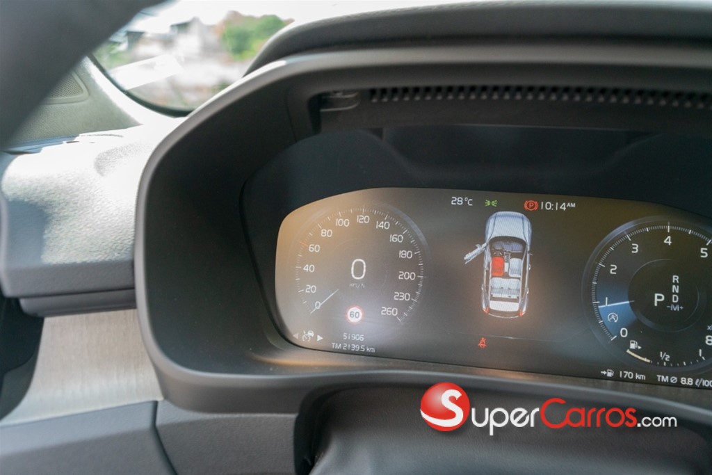 2022 Volvo XC40 T4 Momemtum — foto 10 / 10