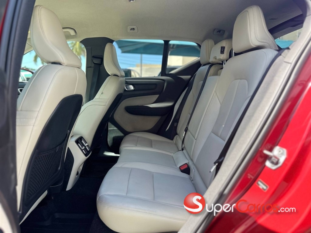 2019 Volvo XC40 Momentum — foto 7 / 12