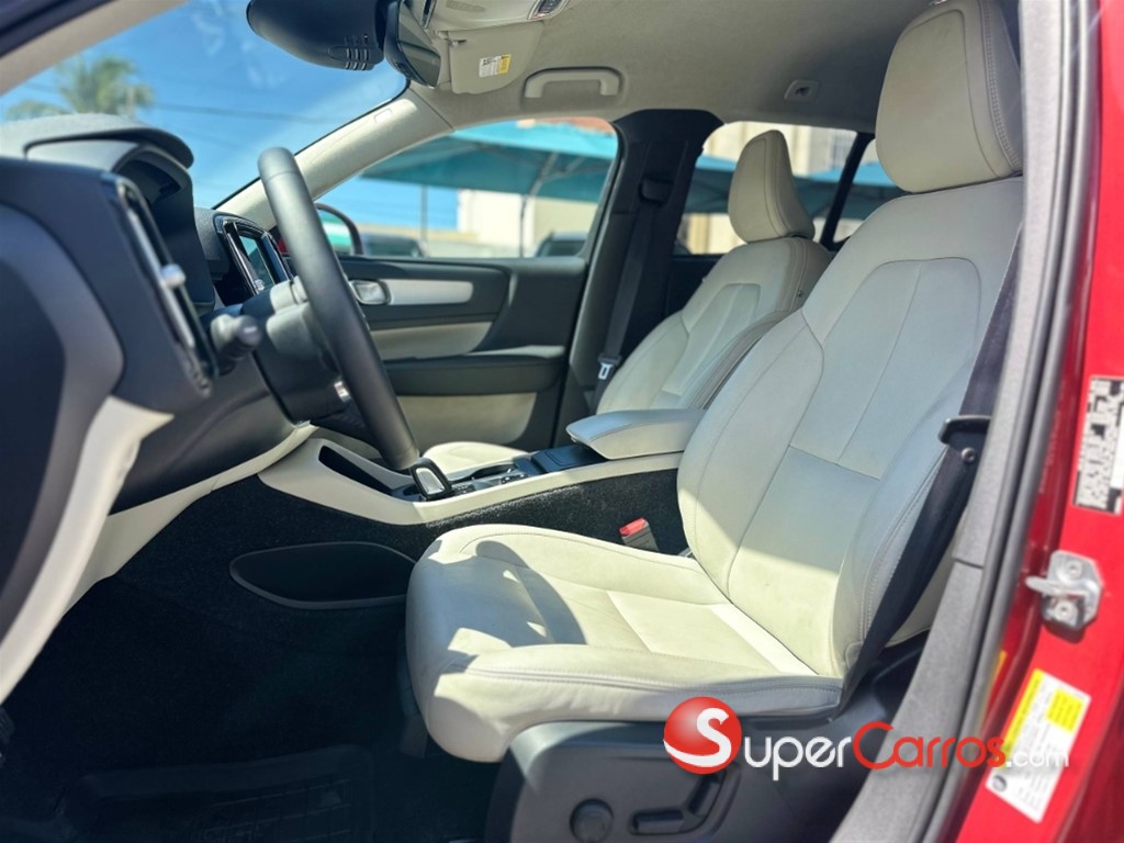 2019 Volvo XC40 Momentum — foto 8 / 12
