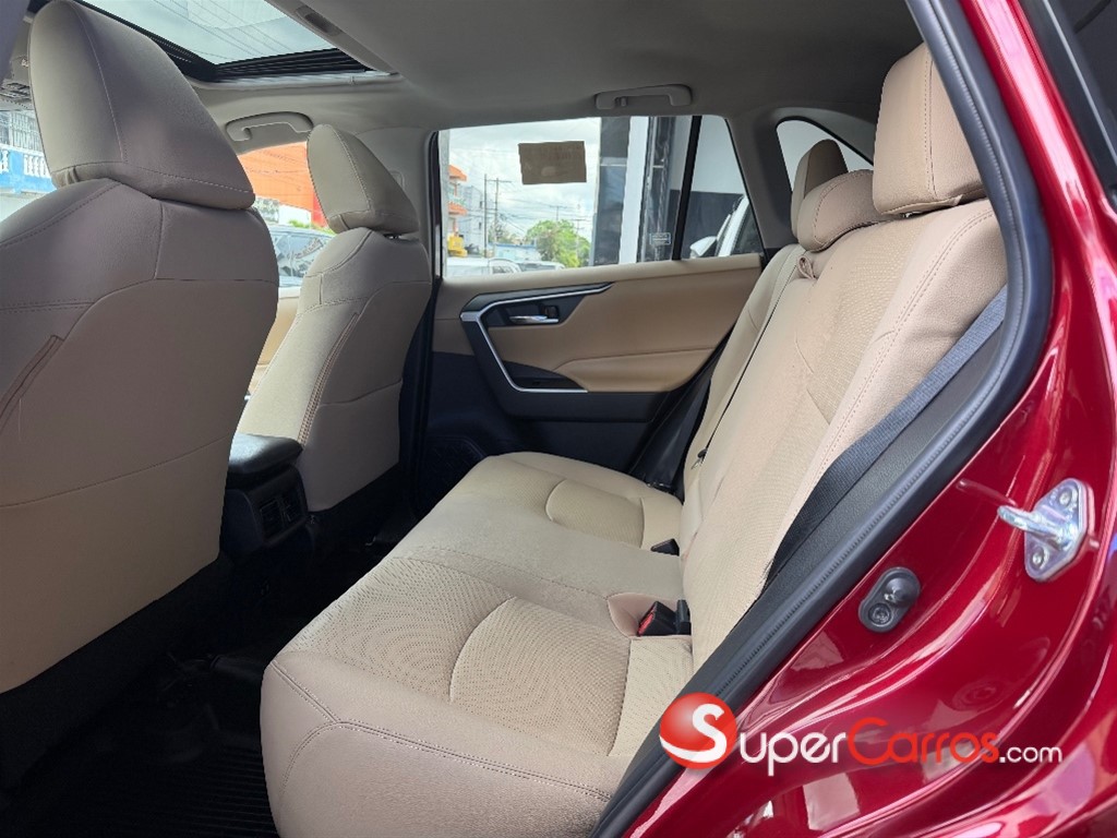 2021 Toyota RAV4 XLE Premium — foto 7 / 10