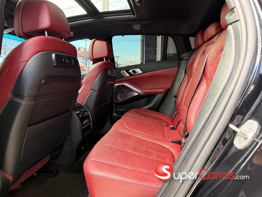 2021 BMW X 6 M50i — foto 7 / 9