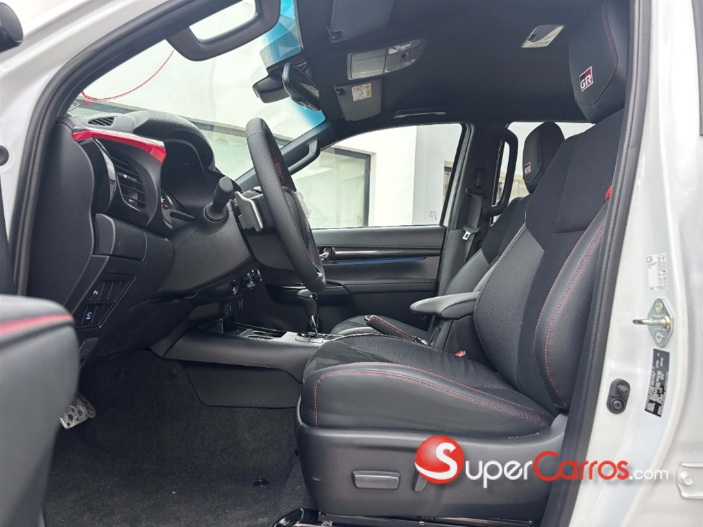 2026 Toyota Hilux GR Sport — foto 3 / 7
