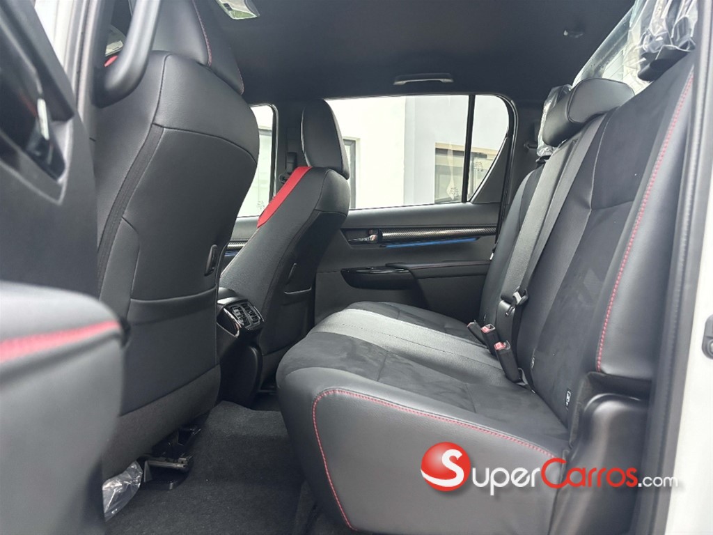 2026 Toyota Hilux GR Sport — foto 4 / 7
