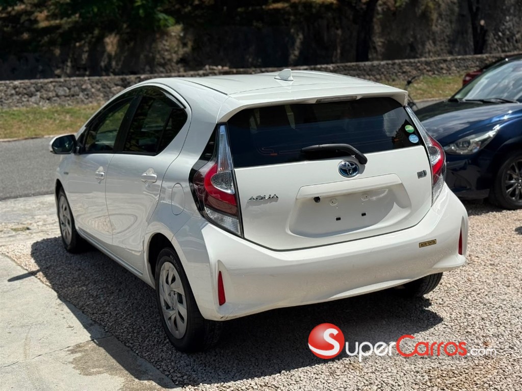 2021 Toyota Aqua Hibrido — foto 7 / 10