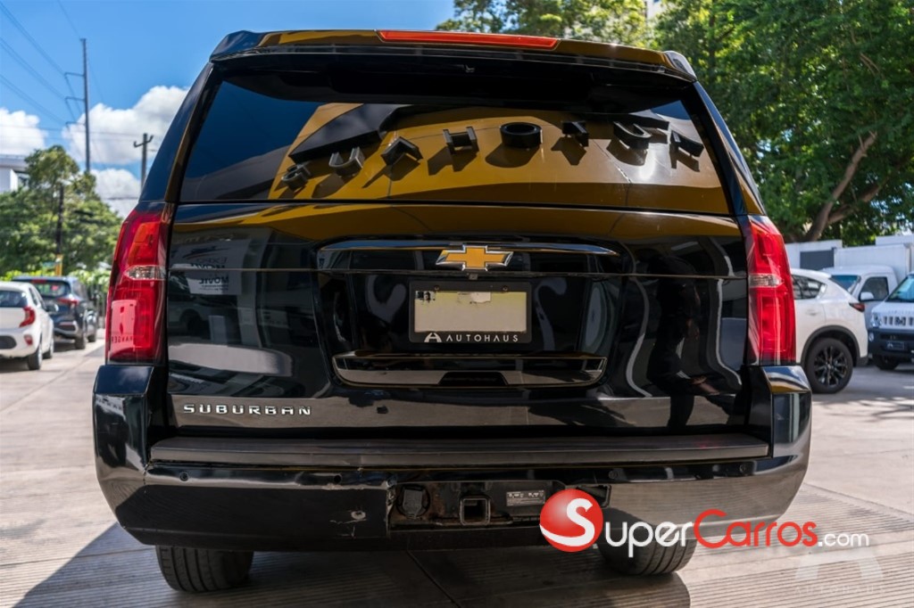 2018 Chevrolet Suburban LS — foto 2 / 9