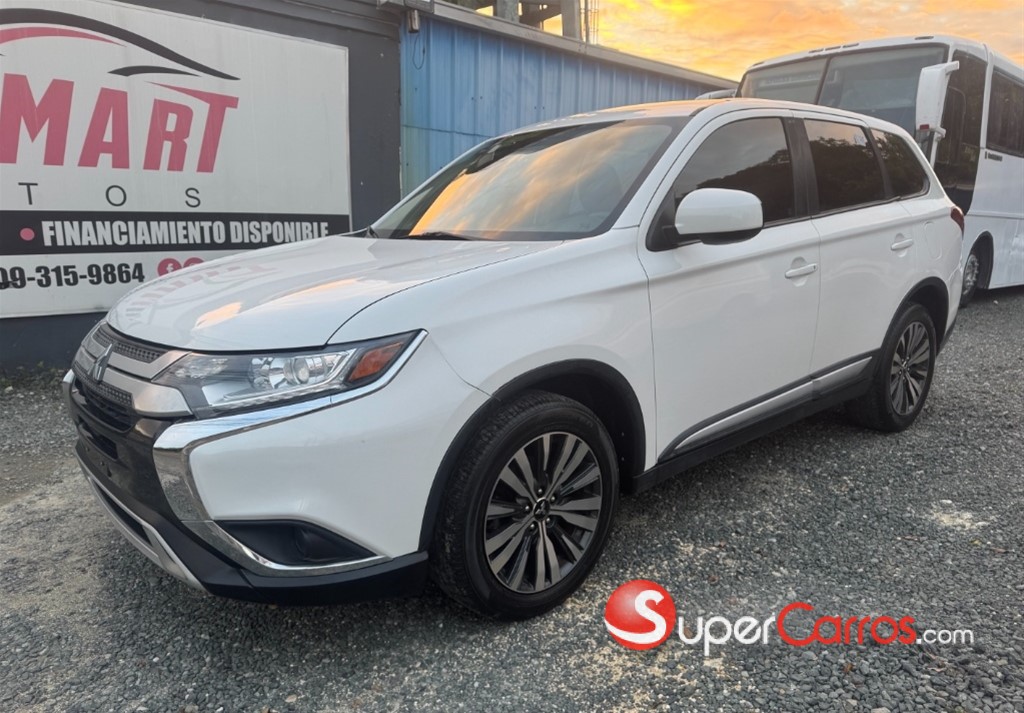 2020 Mitsubishi Motors Outlander SE