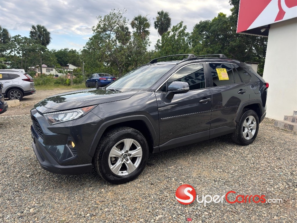 2020 Toyota RAV4 XLE — foto 2 / 8