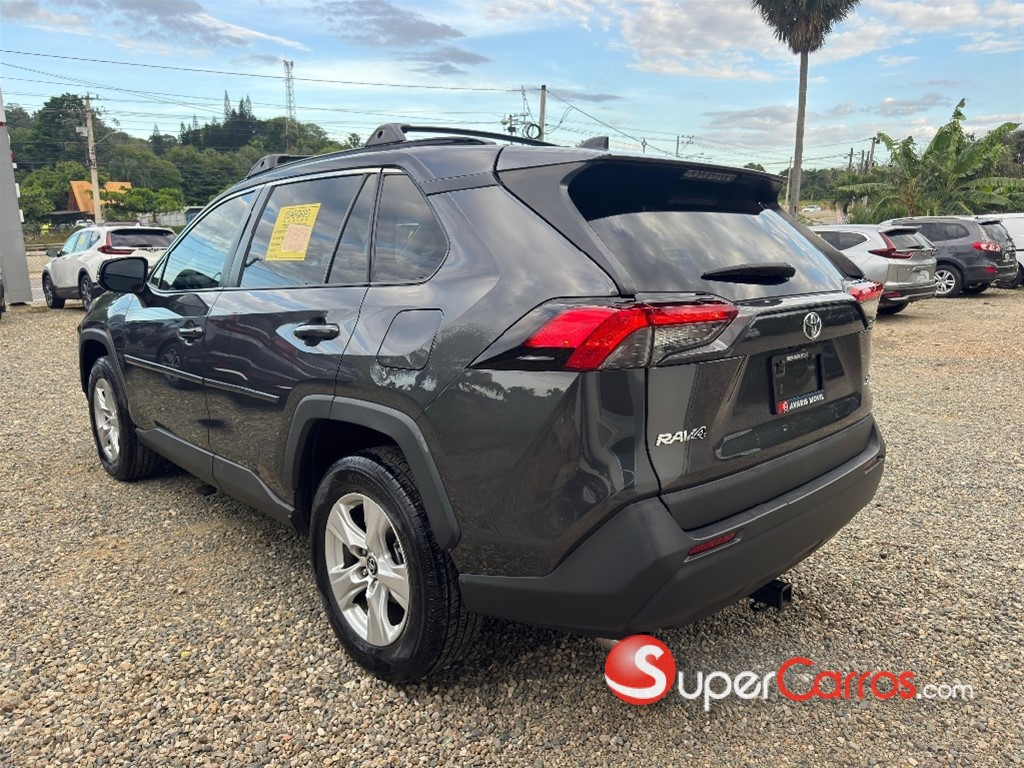 2020 Toyota RAV4 XLE — foto 3 / 8