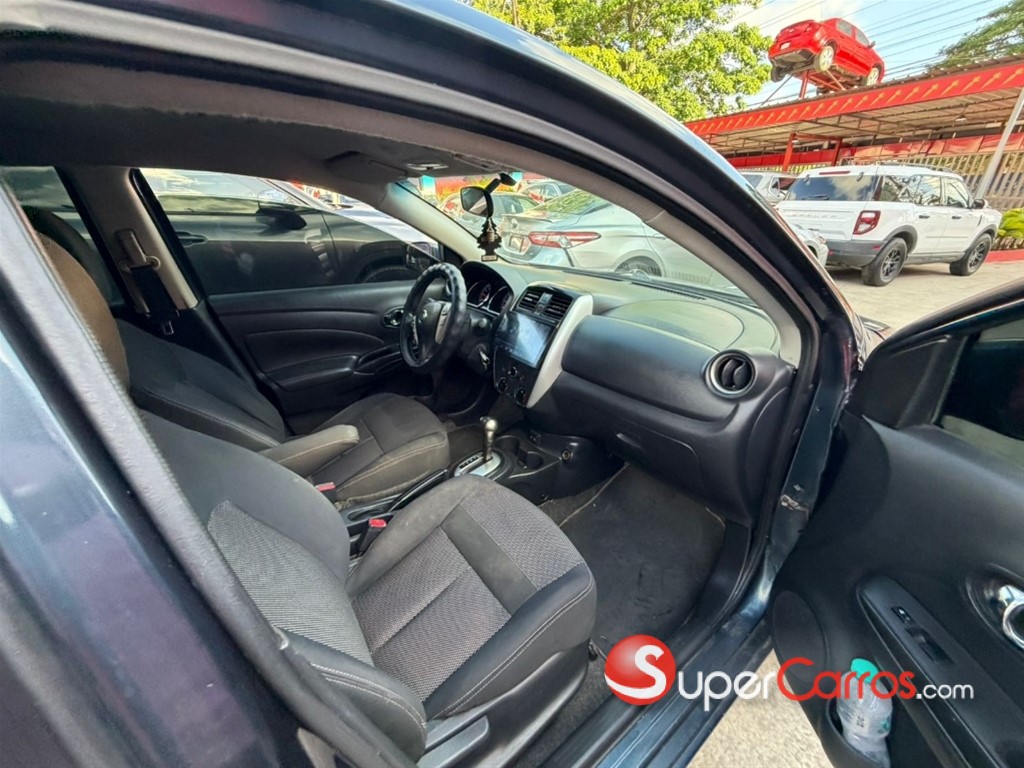 2017 Nissan Versa — foto 8 / 10