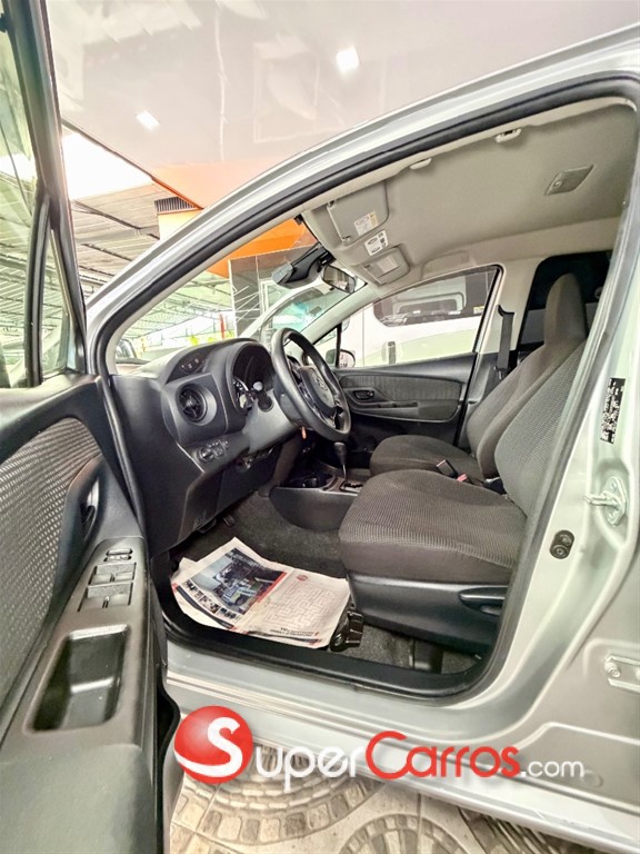 2017 Toyota VITZ Hybrid — foto 7 / 12