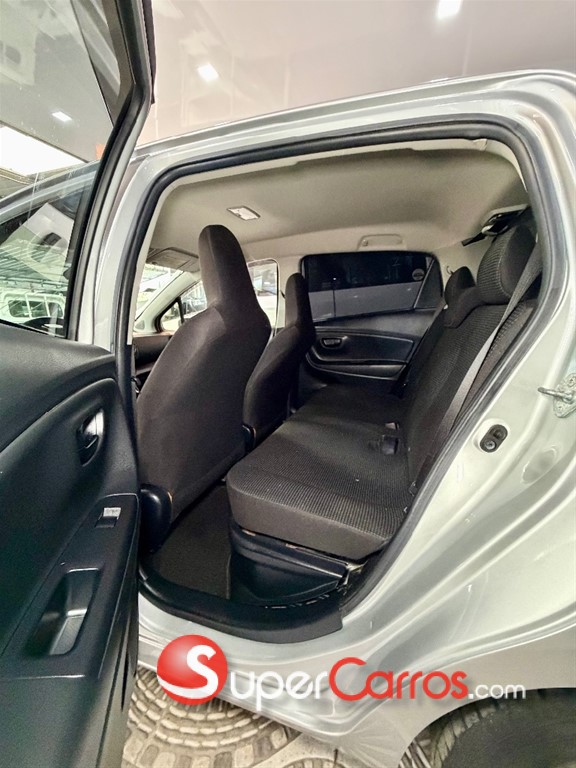 2017 Toyota VITZ Hybrid — foto 8 / 12