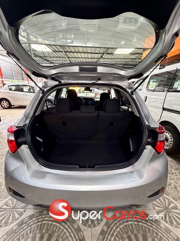 2017 Toyota VITZ Hybrid — foto 9 / 12