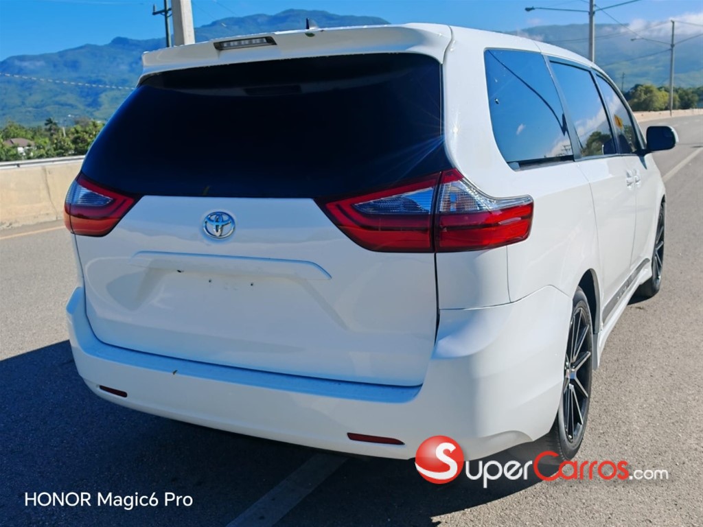 2020 Toyota Sienna CE — foto 3 / 7