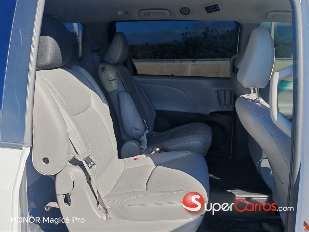 2020 Toyota Sienna CE — foto 4 / 7