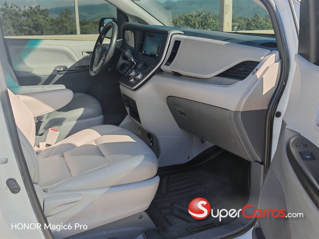 2020 Toyota Sienna CE — foto 6 / 7
