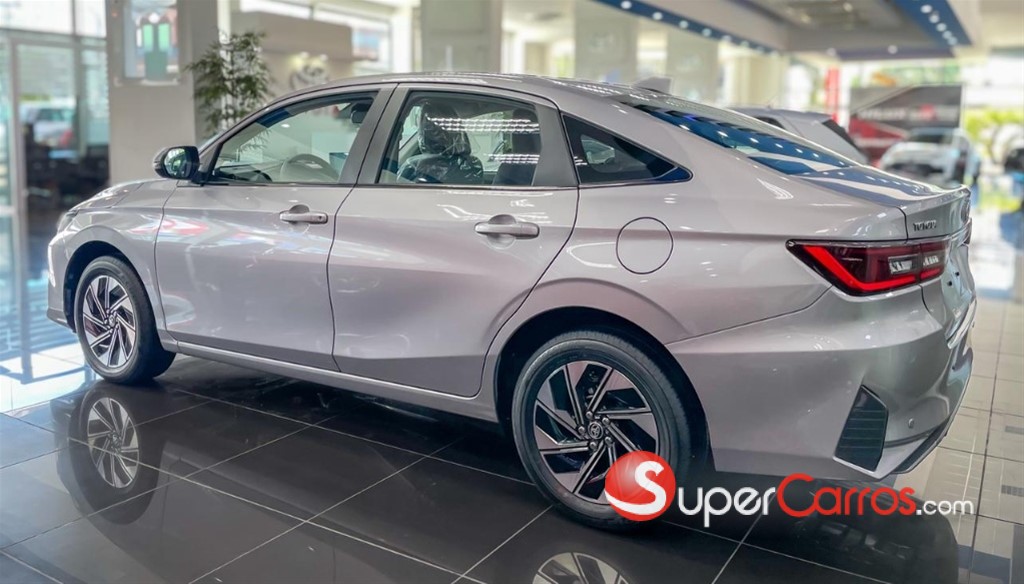 2027 Toyota Yaris — foto 4 / 10