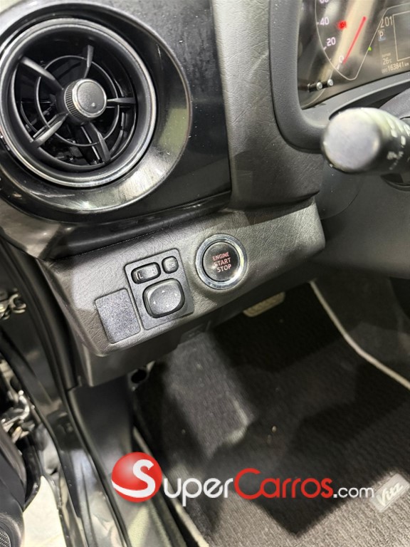 2020 Toyota VITZ — foto 10 / 12
