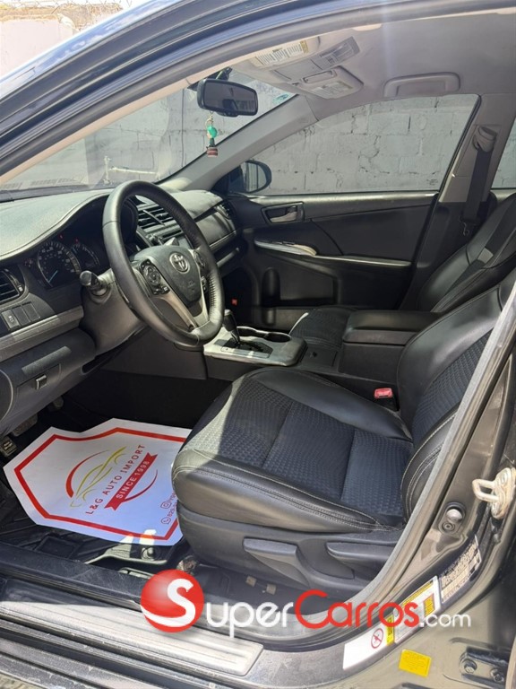 2014 Toyota Camry SE — foto 8 / 9