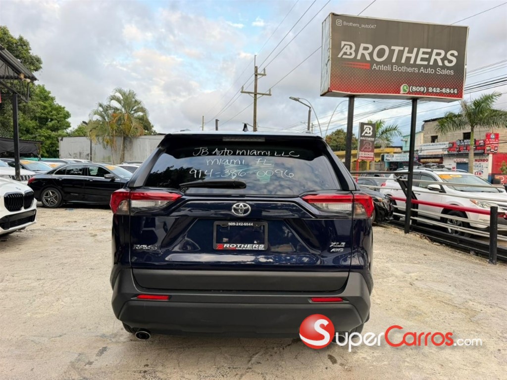 2021 Toyota RAV4 XLE — foto 9 / 12