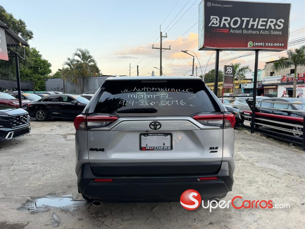 2020 Toyota RAV4 XLE Premium — foto 5 / 12
