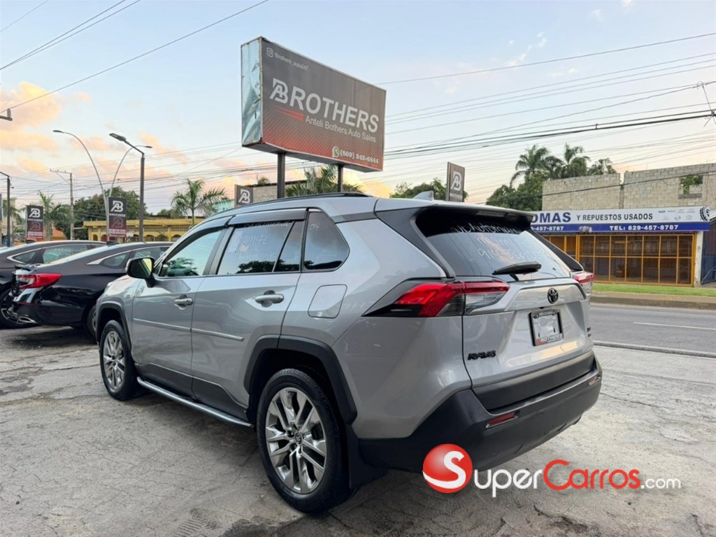 2020 Toyota RAV4 XLE Premium — foto 6 / 12
