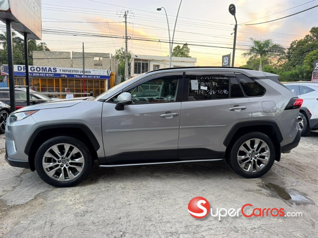 2020 Toyota RAV4 XLE Premium — foto 7 / 12