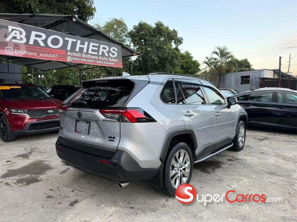 2020 Toyota RAV4 XLE Premium — foto 9 / 12
