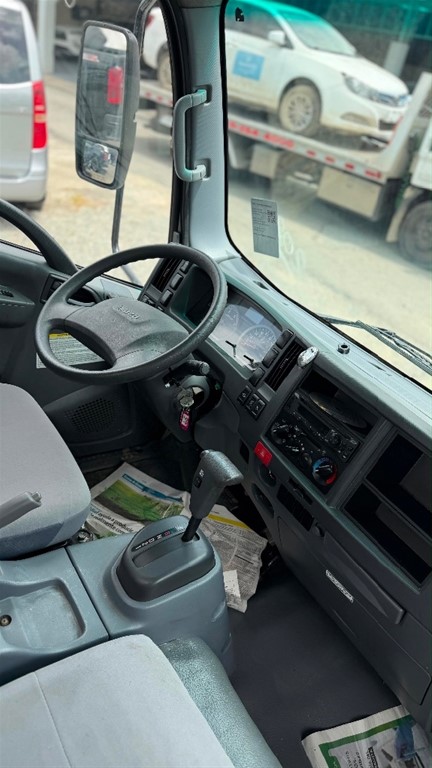2021 Isuzu NPR 16 pies — foto 5 / 9