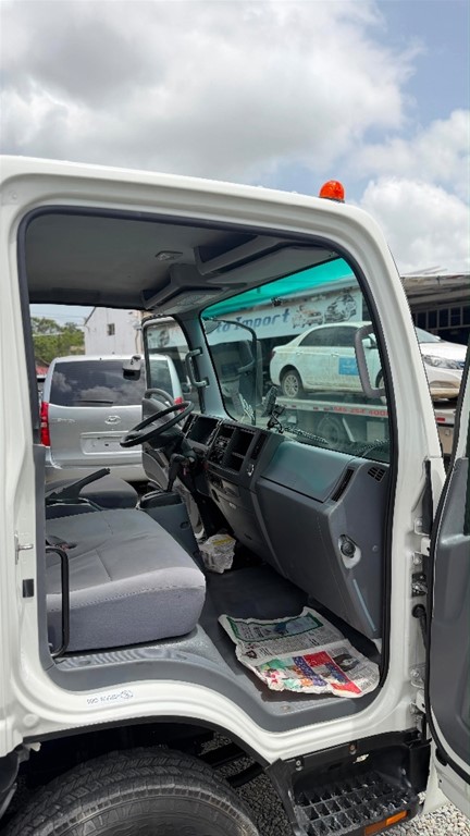 2021 Isuzu NPR 16 pies — foto 9 / 9