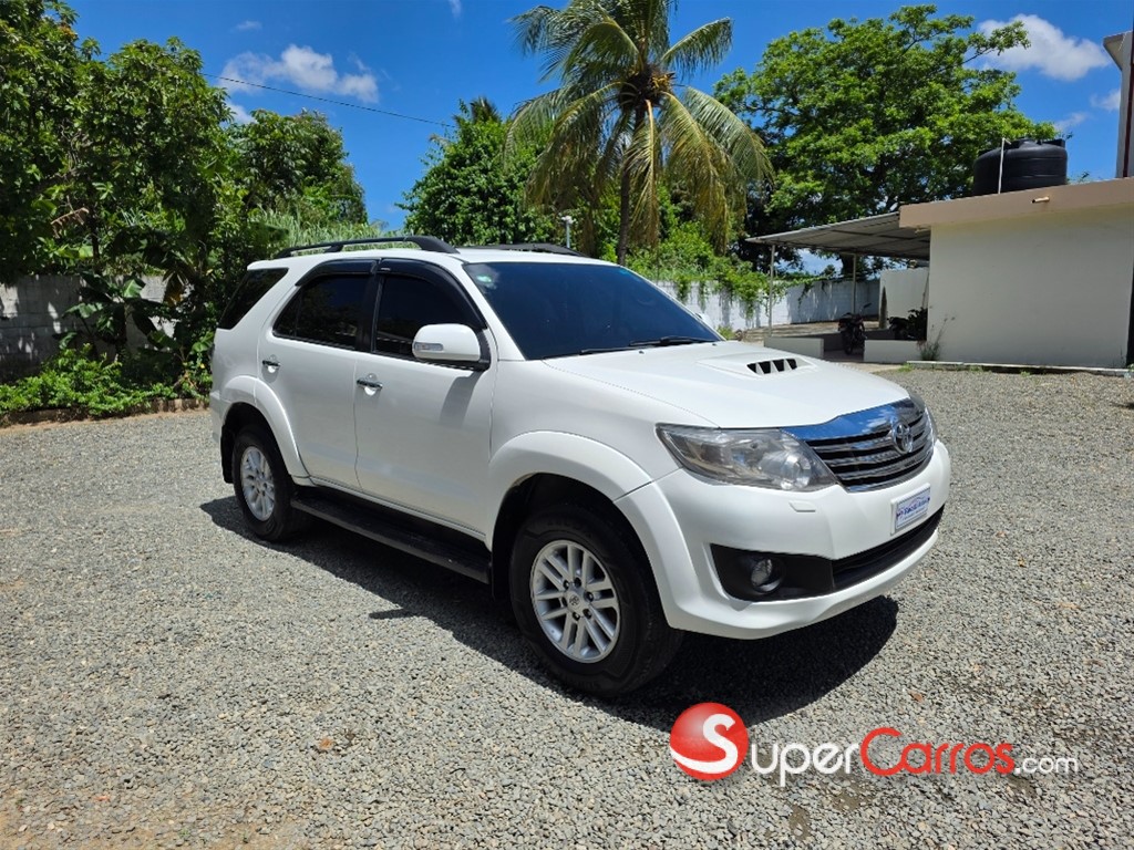 2015 Toyota Fortuner SRV — foto 2 / 10