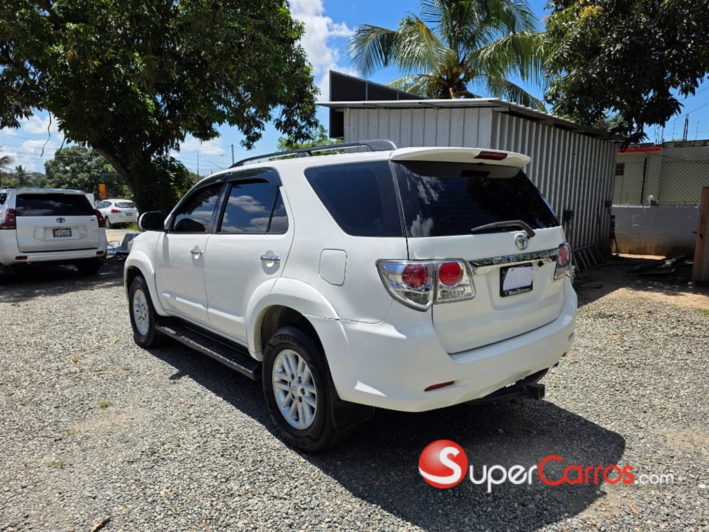 2015 Toyota Fortuner SRV — foto 3 / 10