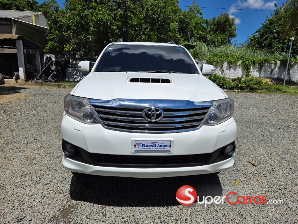 2015 Toyota Fortuner SRV — foto 4 / 10