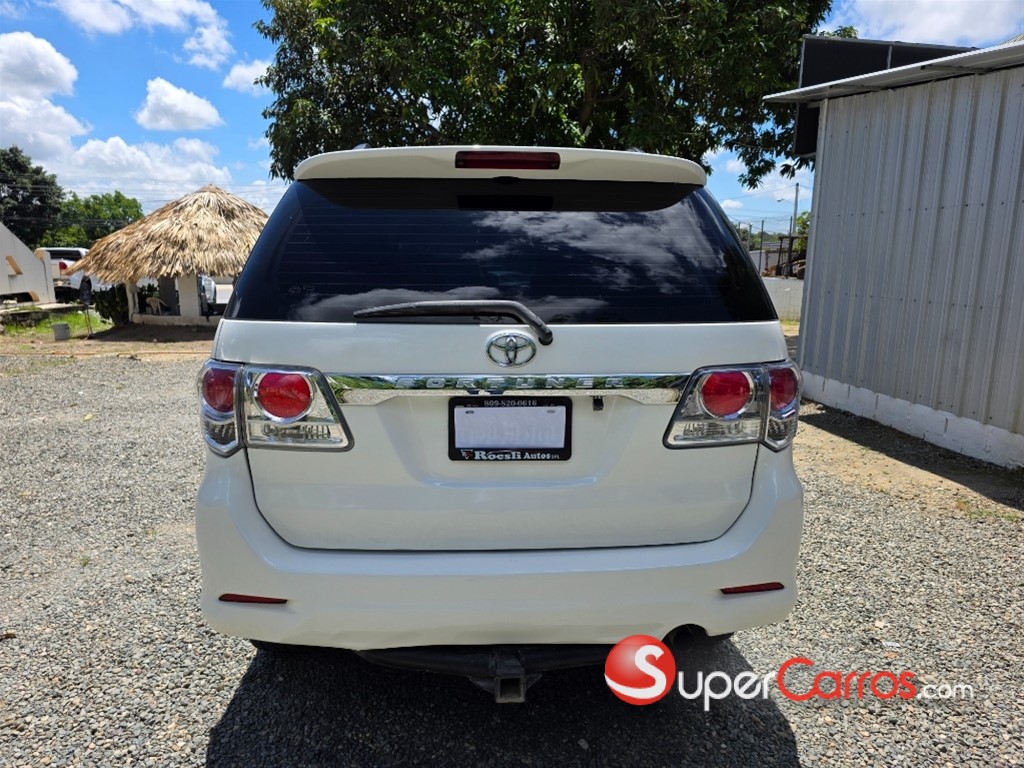 2015 Toyota Fortuner SRV — foto 5 / 10