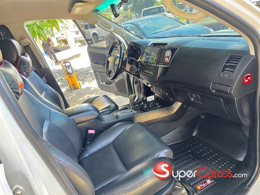 2015 Toyota Fortuner SRV — foto 8 / 10