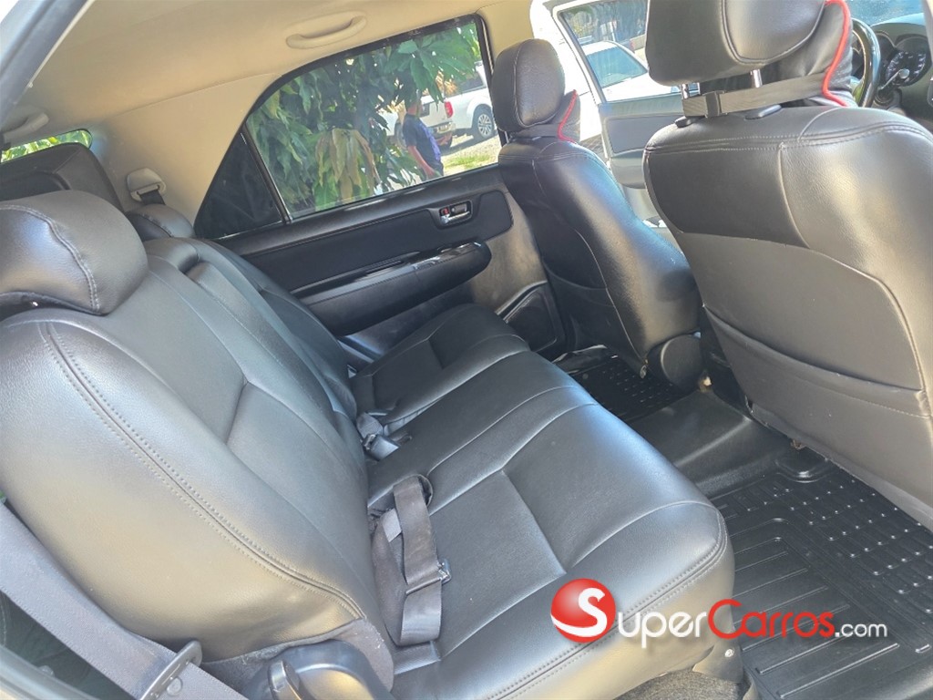 2015 Toyota Fortuner SRV — foto 9 / 10