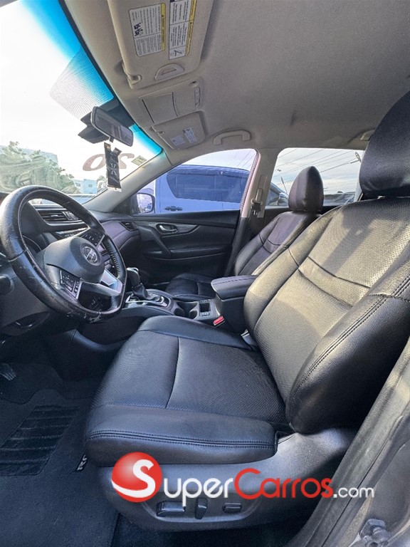 2020 Nissan Rogue SV — foto 8 / 10