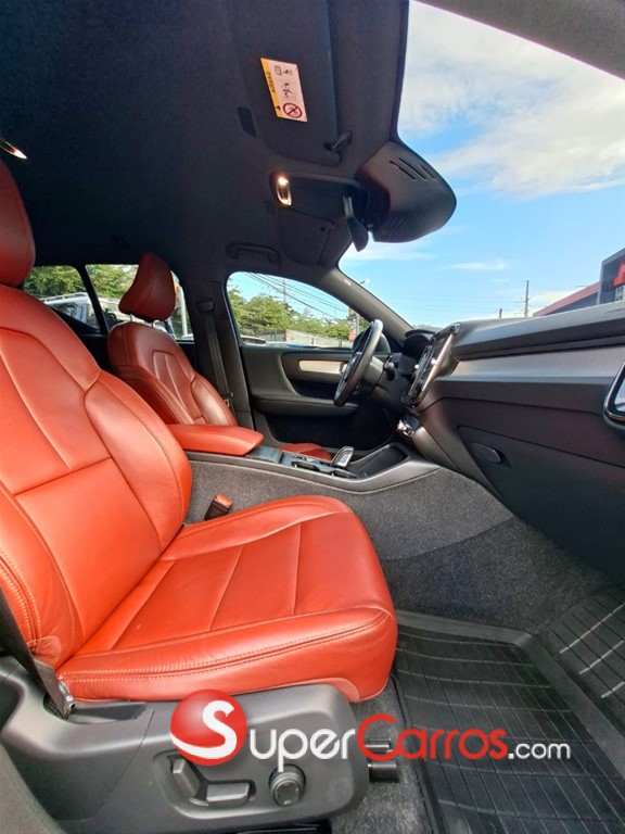 2019 Volvo XC40 Momentum — foto 7 / 9