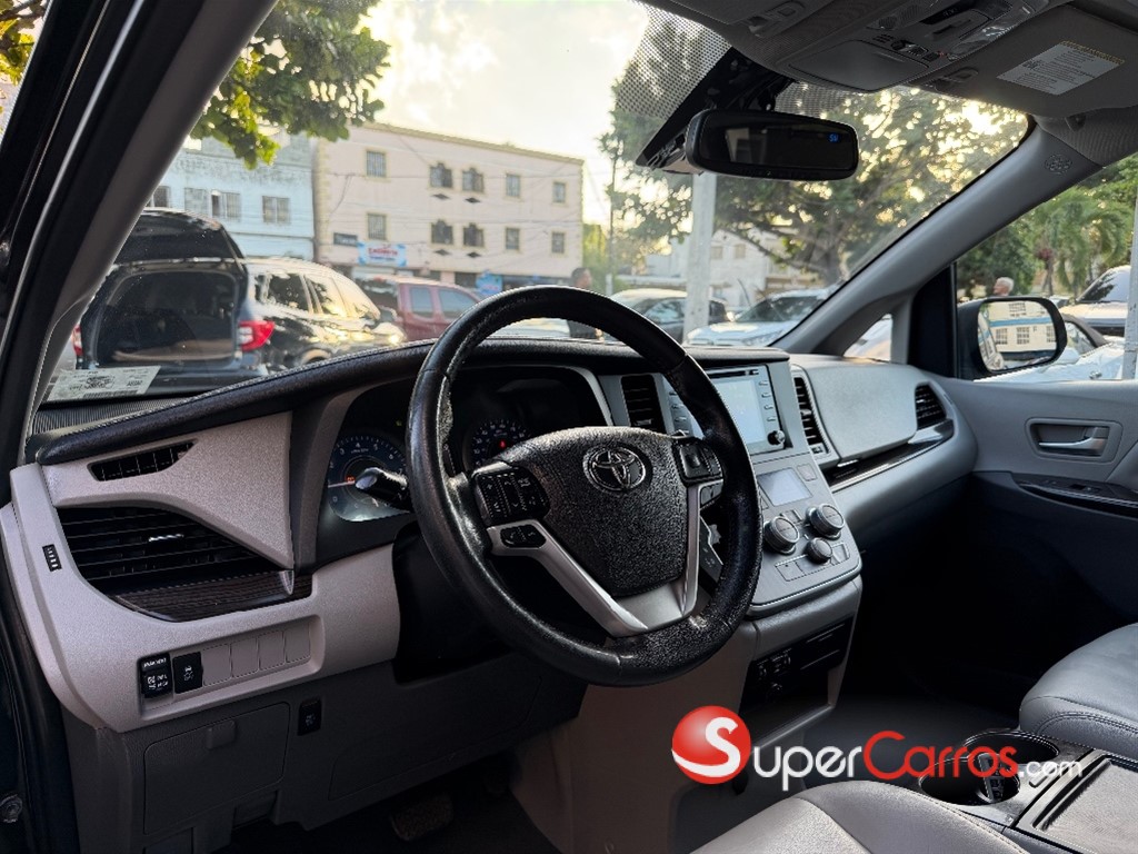2020 Toyota Sienna XLE — foto 4 / 12