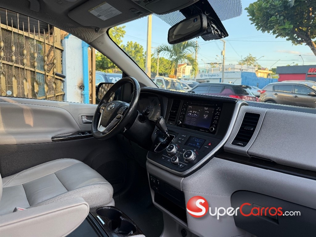2020 Toyota Sienna XLE — foto 6 / 12