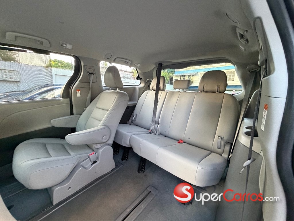 2020 Toyota Sienna XLE — foto 8 / 12