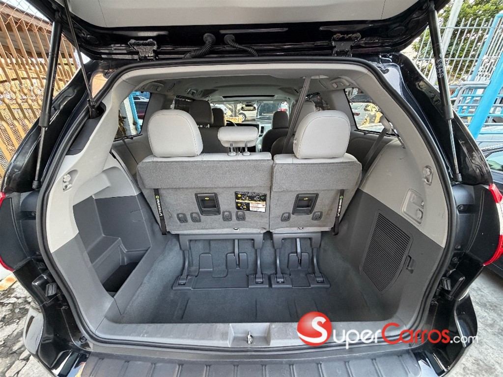 2020 Toyota Sienna XLE — foto 9 / 12