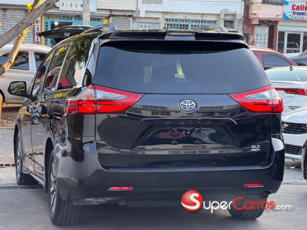 2020 Toyota Sienna XLE — foto 10 / 12