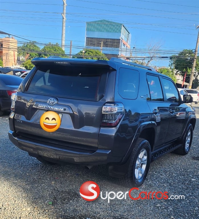 2017 Toyota 4 Runner SR5 — foto 9 / 10