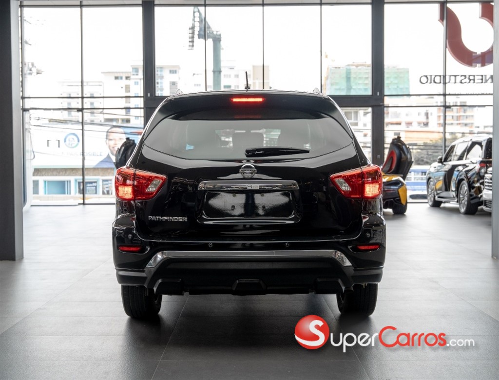 2017 Nissan Pathfinder — foto 9 / 12