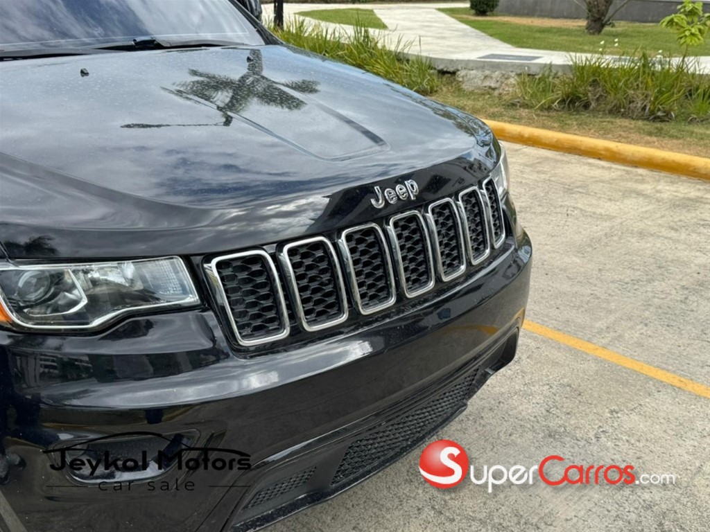 2017 Jeep Grand Cherokee Laredo — foto 9 / 10