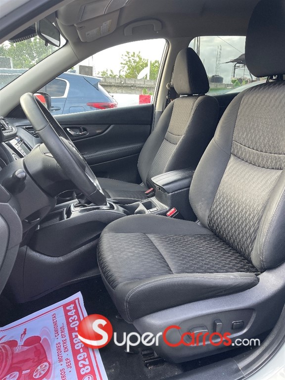 2020 Nissan Rogue SV — foto 6 / 12