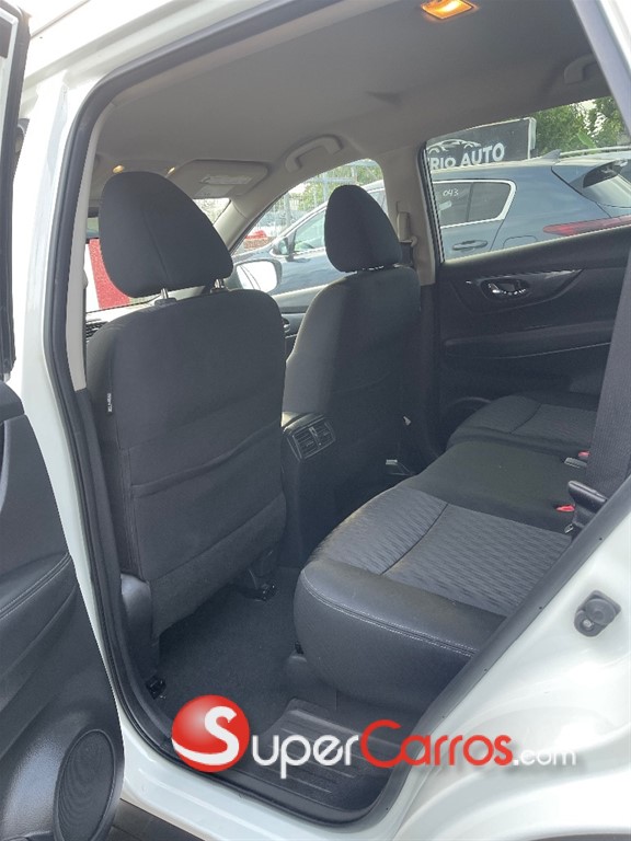 2020 Nissan Rogue SV — foto 7 / 12