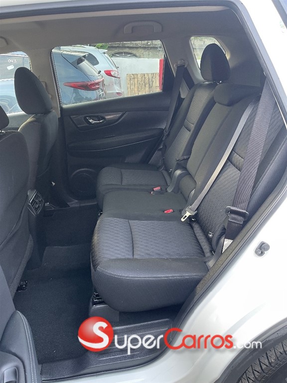 2020 Nissan Rogue SV — foto 8 / 12