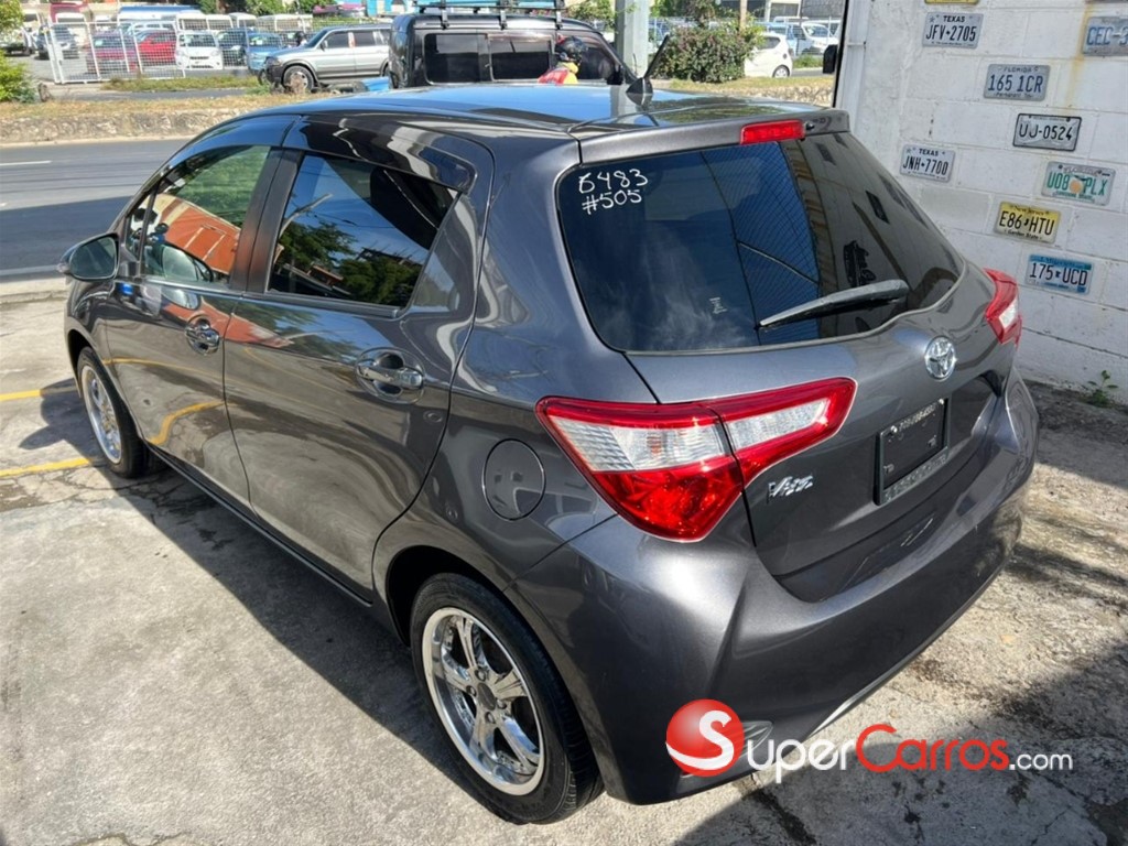 2020 Toyota VITZ — foto 8 / 10
